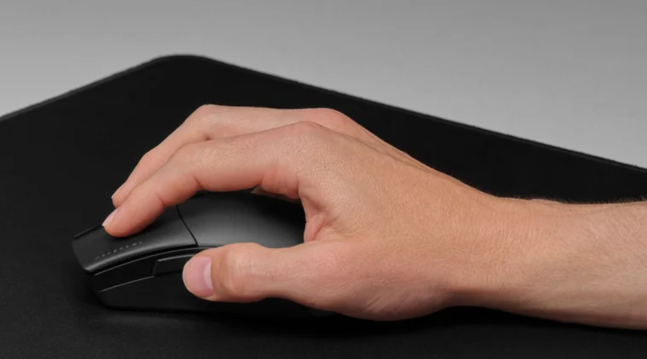 遊戲滑鼠三種常見握法（趴握、抓握、指握）的側面手勢示範與對比圖